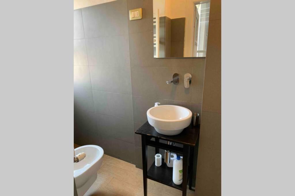 Appartamento Splendido Con Tutti Servizi In Zona Navigli Milão Exterior foto